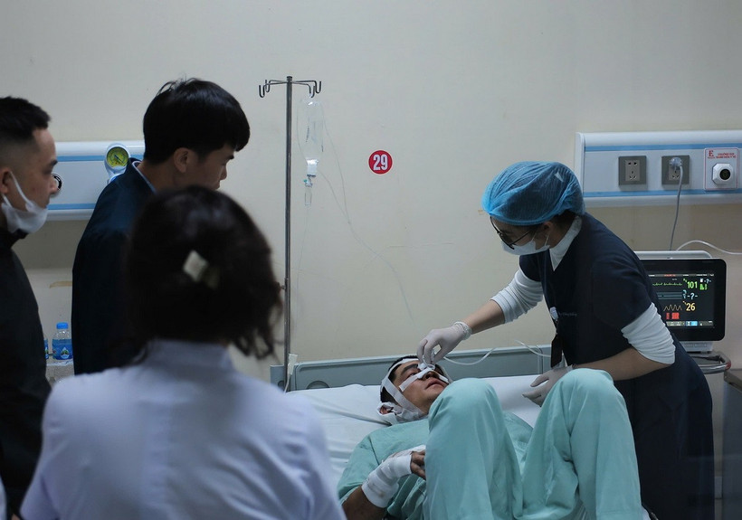 Hiện có 2 bệnh nhân đang được điều trị tại khoa cấp cứu, 2 bệnh nhân điều trị tại khoa hồi sức tích cực của bệnh viện E. (Ảnh: Hoàng Hiếu/TTXVN)