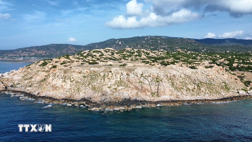 Công viên đá nằm bên bờ biển Vườn quốc gia Núi Chúa thuộc Khu Dự trữ sinh quyển Núi Chúa ở xã Vĩnh Hải. (Ảnh: Nguyễn Thành/TTXVN)