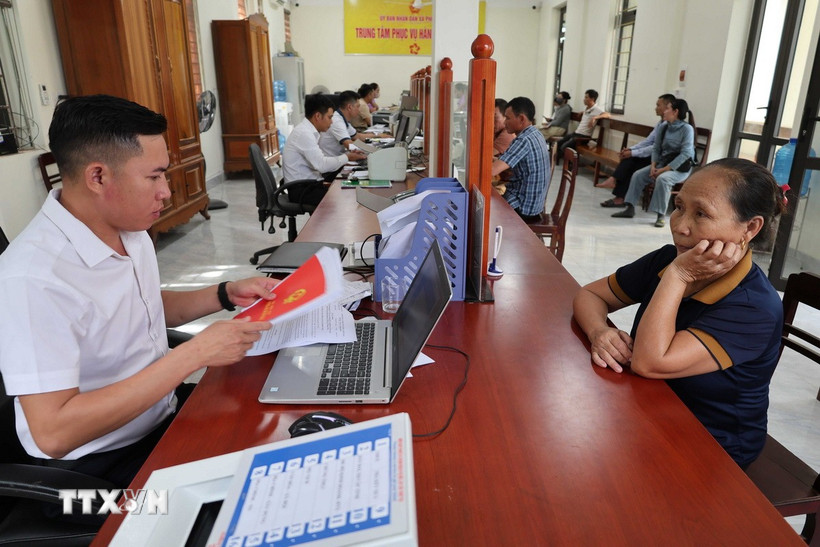 Người dân xã Phong Nha, một trong những xã lớn sau sáp nhập của tỉnh Quảng Trị, thực hiện giải quyết thủ tục hành chính tại Trung tâm phục vụ hành chính công xã Phong Nha. (Ảnh: Kha Phạm/TTXVN)