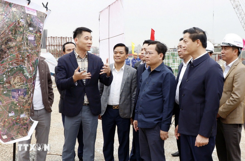 Lãnh đạo tỉnh Bắc Ninh kiểm tra Dự án đường Vành đai 4 vùng Thủ đô, đoạn qua địa bàn tỉnh Bắc Ninh. (Ảnh: Đỗ Huyền/TTXVN)