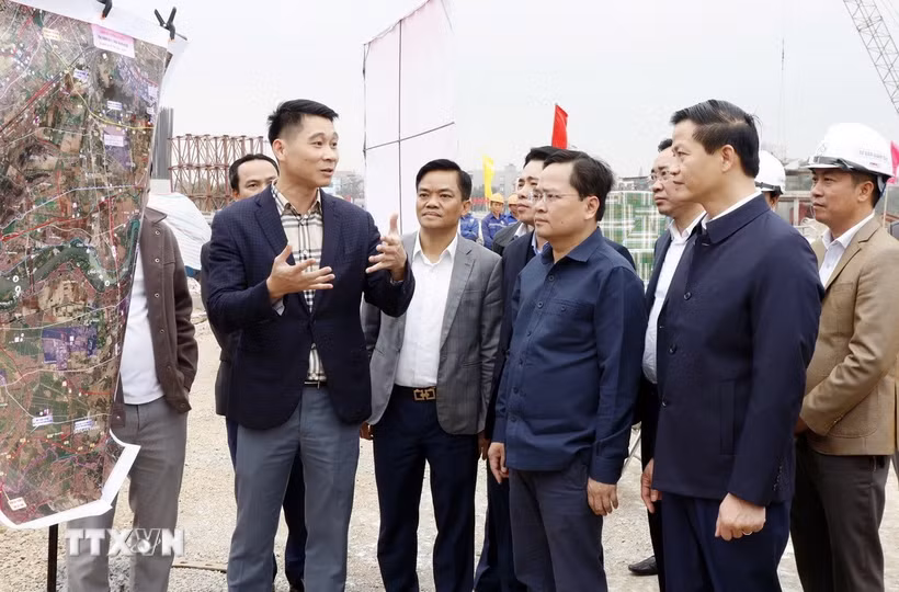Lãnh đạo tỉnh Bắc Ninh kiểm tra Dự án đường Vành đai 4 vùng Thủ đô, đoạn qua địa bàn tỉnh Bắc Ninh. (Ảnh: Đỗ Huyền/TTXVN)