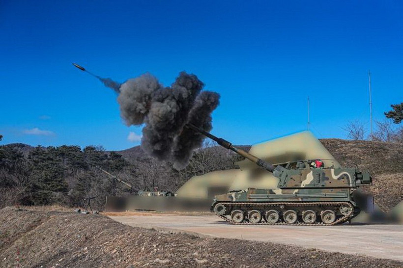 Pháo tự hành K9 tham gia tập trận bắn đạn thật trên một hòn đảo biên giới không xác định ở Biển Tây. (Nguồn: Yonhap)