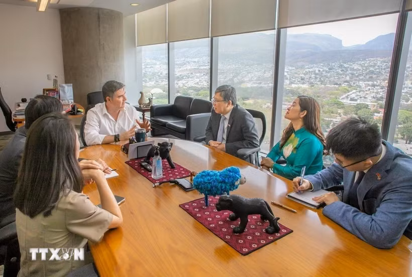 Bộ trưởng Kinh tế Luis Pedrero trao đổi với Đại sứ Việt Nam tại Mexico Nguyễn Văn Hải. (Ảnh: Phi Hùng/TTXVN)
