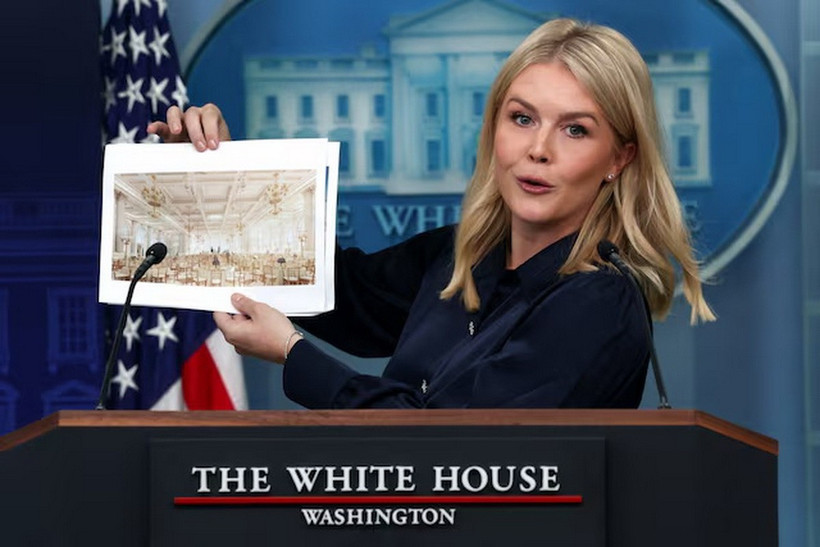 Thư ký báo chí Nhà Trắng Karoline Leavitt giới thiệu hình ảnh đại sảnh lớn phục vụ các sự kiện cấp nhà nước sắp được xây dựng trong buổi họp báo tại Nhà Trắng. (Nguồn: Reuters)