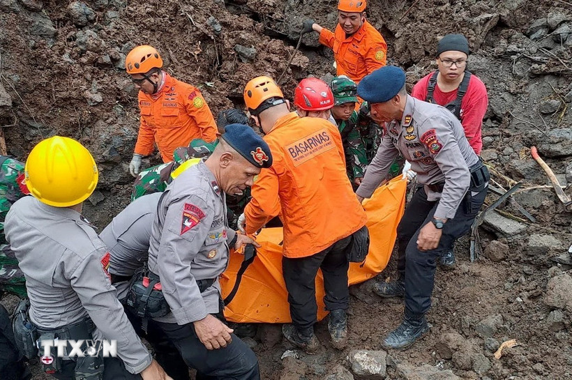 Lực lượng cứu hộ làm nhiệm vụ tại hiện trường lở đất ở làng Ubung Kaja, Denpasar, Bali, Indonesia, ngày 20/1/2025. (Ảnh: THX/TTXVN)
