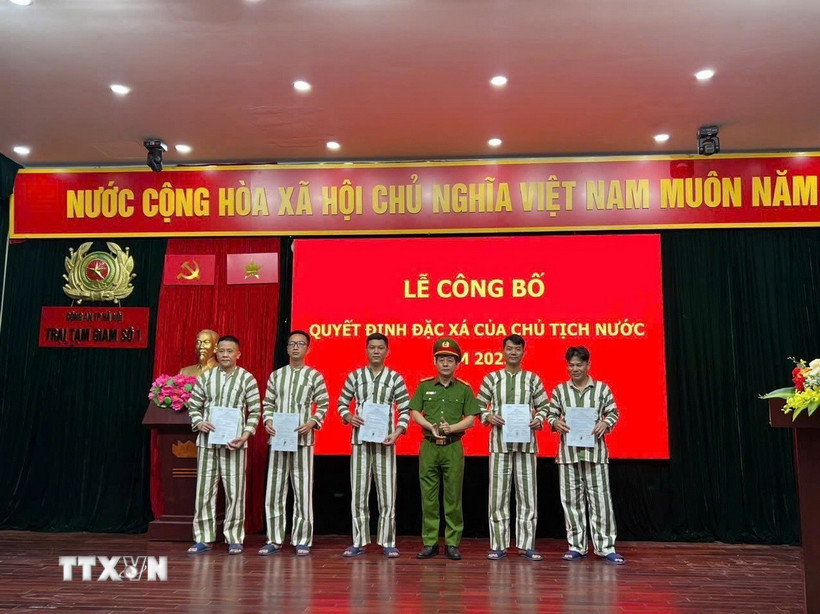 Những phạm nhân được đặc xá. (Ảnh: TTXVN phát)
