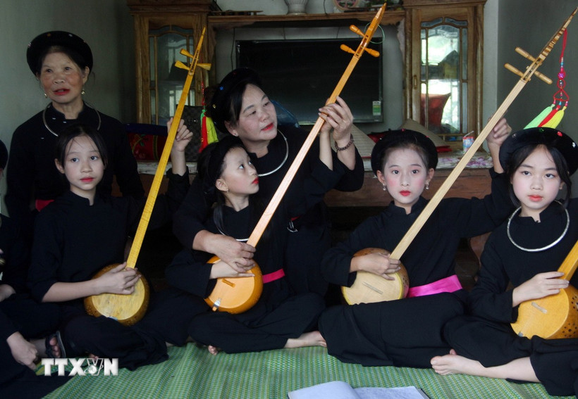 Các thành viên nhỏ tuổi của Câu lạc bộ Hát Then - đàn Tính cội nguồn của Tuyên Quang. (Ảnh: Quang Cường/TTXVN)