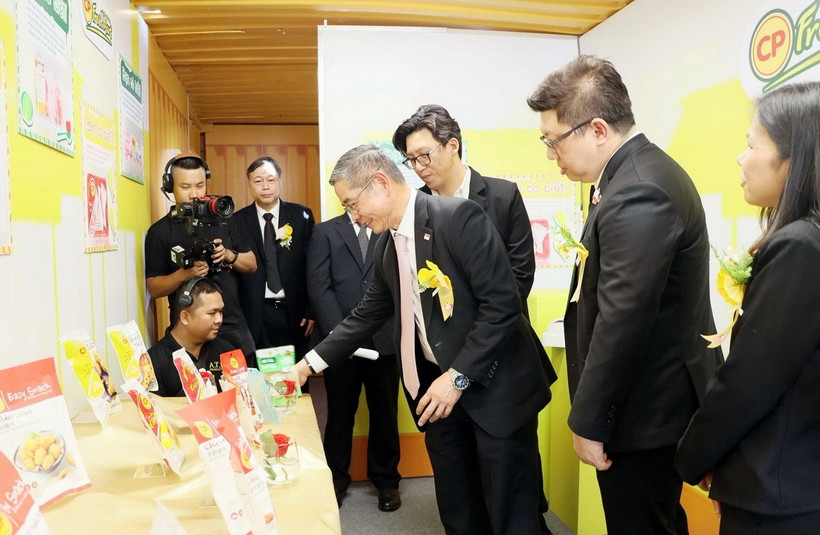 Ông Pang Te Cheng, Tổng Lãnh sự Singapore tại Thành phố Hồ Chí Minh tham quan các sản phẩm trưng bày của công ty tại sự kiện. (Ảnh: Báo Đồng Nai)