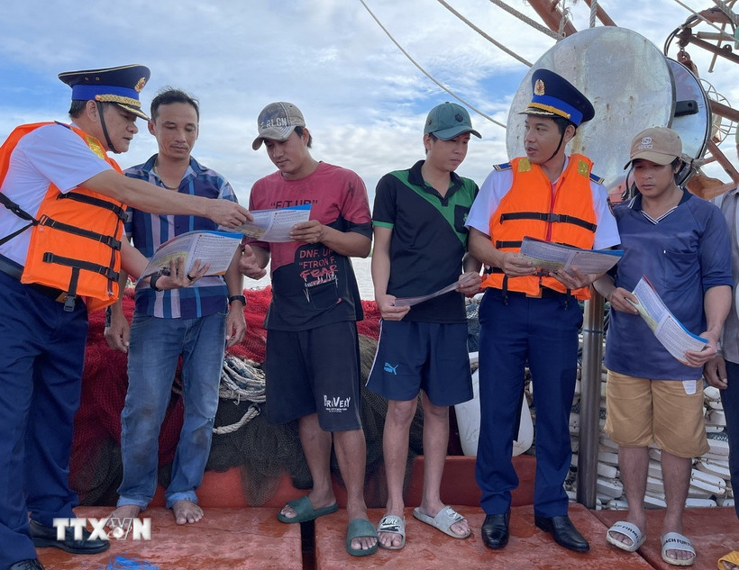 Lực lượng chấp pháp trên biển của Thành phố Hồ Chí Minh tuyên truyền về IUU cho ngư dân thành phố Vũng Tàu trước khi tàu xuất bến ra khơi đánh bắt thủy sản. (Ảnh: Hoàng Nhị/TTXVN)