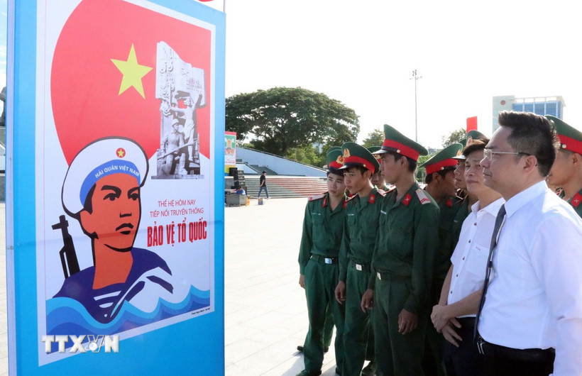 Triển lãm tranh cổ động tuyên truyền chủ quyền Biên giới và Biển đảo Tổ quốc tại Ninh Thuận. (Ảnh: Công Thử/TTXVN)