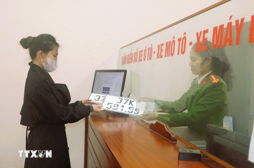 Công dân thực hiện giao dịch tại phòng một cửa của trụ sở Công an phường Nghi Phú, thành phố Vinh . (Ảnh: Xuân Tiến/TTXVN)