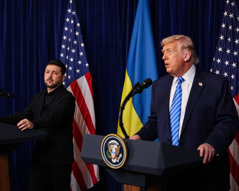 Tổng thống Mỹ Donald Trump và Tổng thống Ukraine Volodymyr Zelensky tại cuộc họp báo sau cuộc hội đàm tại dinh thự Mar-a-Lago của ông Trump ở Palm Beach, Florida, ngày 28/12/2025. (Ảnh: Getty Images)