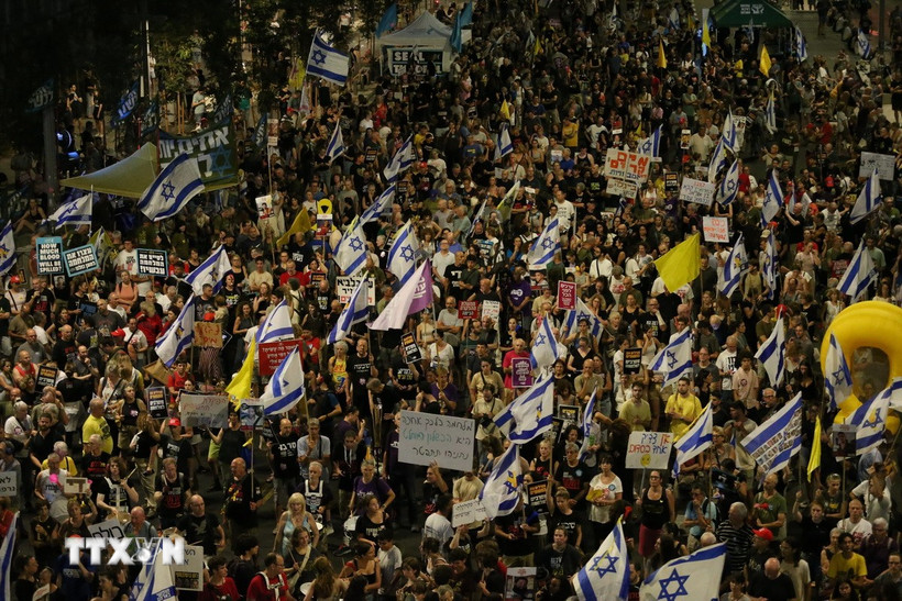 Người dân tham gia biểu tình tại Tel Aviv, Israel, ngày 16/8/2025, kêu gọi chấm dứt xung đột ở Gaza. (Ảnh: Anadolu Agency/TTXVN)