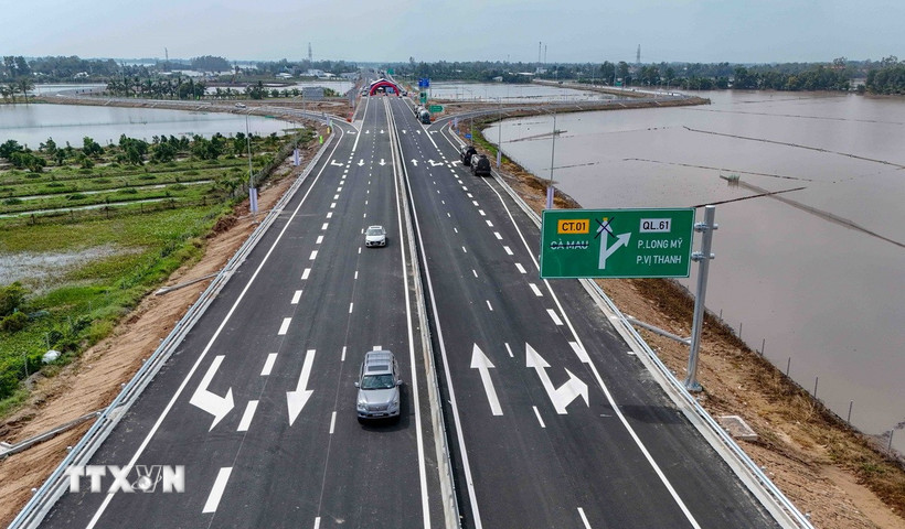 Cao tốc Cần Thơ - Cà Mau sẽ khai thác đoạn Cần Thơ - Hậu Giang (từ nút giao IC2 đến nút giao IC5) dài hơn 37km từ 9 giờ sáng ngày 20/12/2025. (Ảnh: Thanh Liêm/TTXVN)