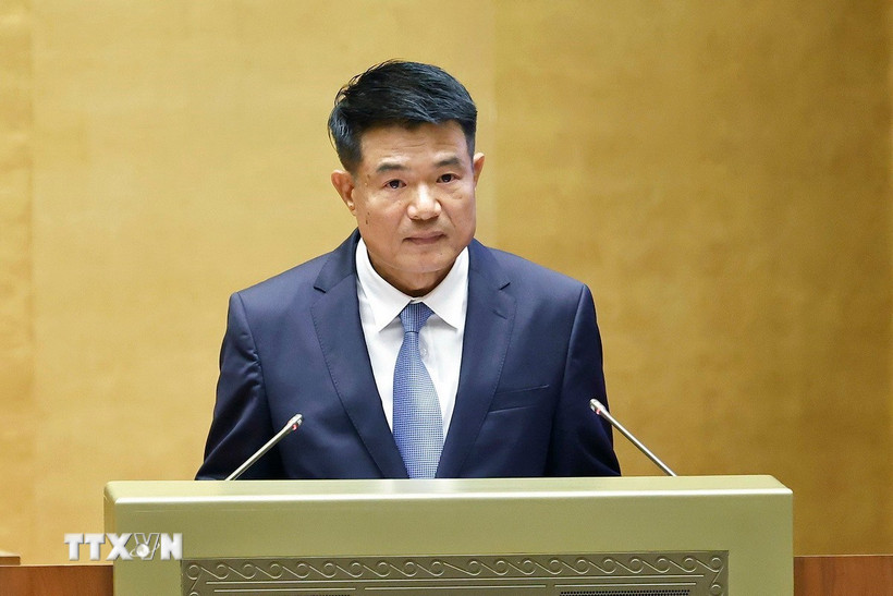 Viện trưởng Viện Kiểm sát Nhân dân Tối cao Nguyễn Huy Tiến trình bày Báo cáo giải trình, tiếp thu, chỉnh lý dự thảo Nghị quyết của Quốc hội về việc thí điểm Viện kiểm sát nhân dân khởi kiện vụ án dân sự để bảo vệ quyền dân sự của các chủ thể là nhóm dễ bị tổn thương hoặc bảo vệ lợi ích công. (Ảnh: Doãn Tấn/TTXVN)