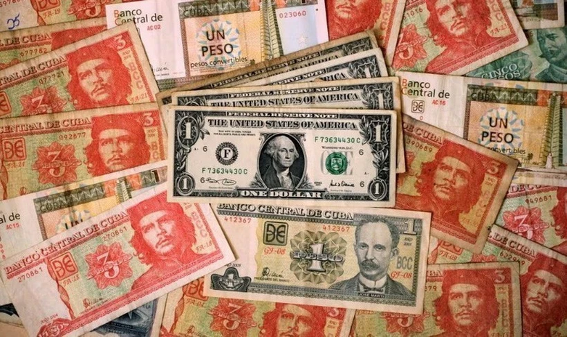 Đồng USD và đồng Peso Cuba tại Havana. (Ảnh: Reuters/TTXVN)