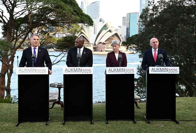 (Từ trái sang): Bộ trưởng Quốc phòng Australia Richard Marles, Bộ trưởng Ngoại giao Anh David Lammy, Bộ trưởng Ngoại giao Australia Penny Wong và Bộ trưởng Quốc phòng Anh John Healey tại một cuộc họp báo ở Sydney ngày 25/7. (Ảnh: Reuters)