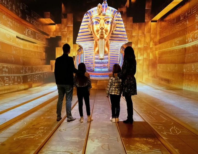 Khách du lịch đang xem triển lãm Vua Tutankhamun tại GEM. (Ảnh: egypttimetravel)