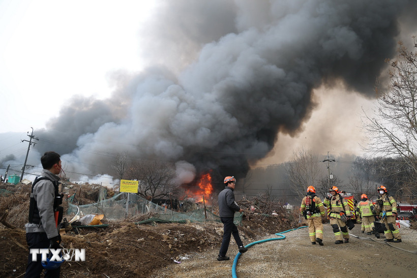 Hiện trường đám cháy tại làng Guryong, quận Gangnam, Hàn Quốc sáng 16/1/2026. (Ảnh: Yonhap/TTXVN)