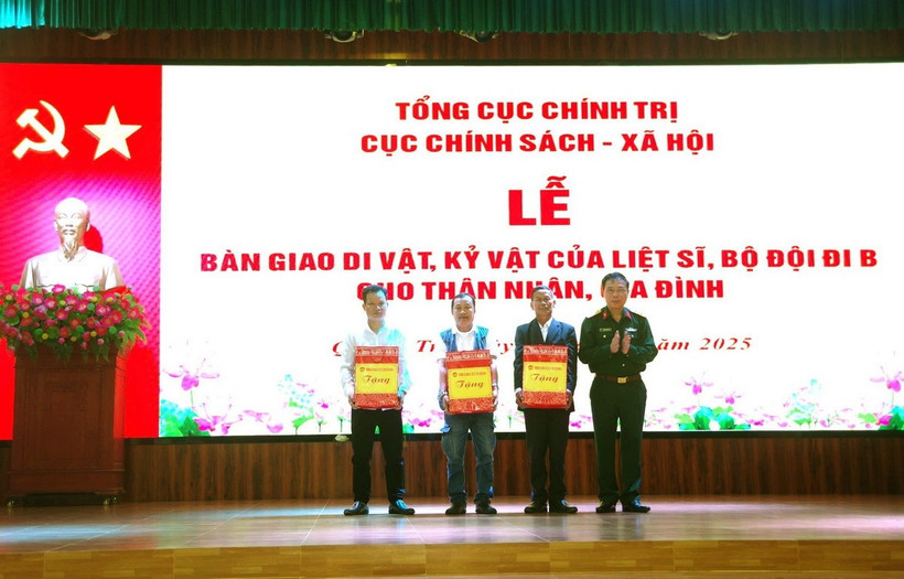 Đại tá Dương Văn Bảo, Phó Trưởng phòng Hậu phương Quân đội, Cục Chính sách-Xã hội, Tổng cục Chính trị QĐND Việt Nam, bàn giao di vật, kỷ vật của liệt sỹ về với thân nhân, gia đình liệt sỹ. (Ảnh: TTXVN phát)