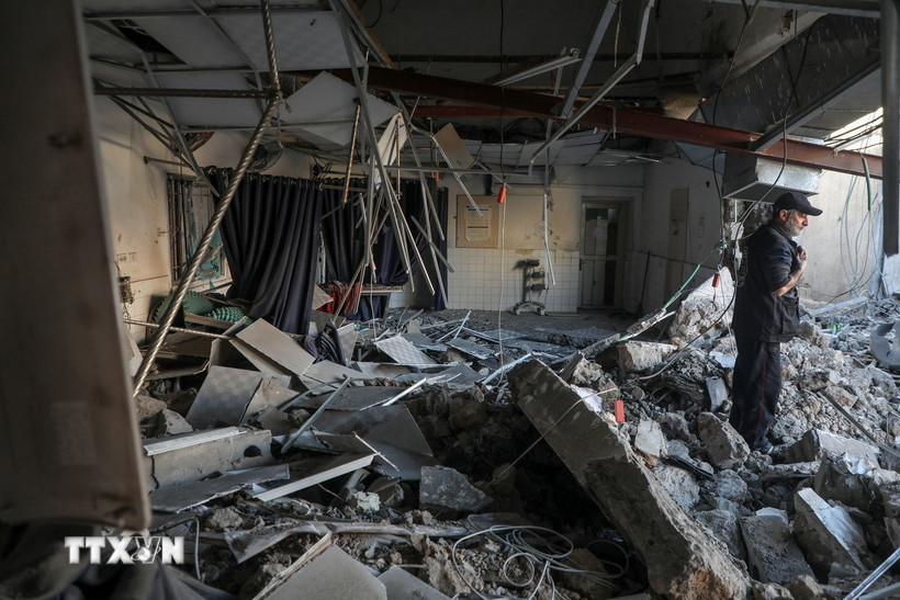 Tòa nhà bị phá hủy sau cuộc không kích của Israel xuống thành phố Gaza ngày 13/4/2025. (Ảnh: THX/TTXVN)