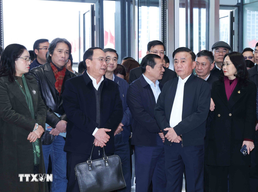 Thường trực Ban Bí thư Trần Cẩm Tú kiểm tra công tác chuẩn bị Đại hội đại biểu toàn quốc lần thứ XIV của Đảng tại Trung tâm Hội nghị Quốc gia. (Ảnh: Phương Hoa/TTXVN)