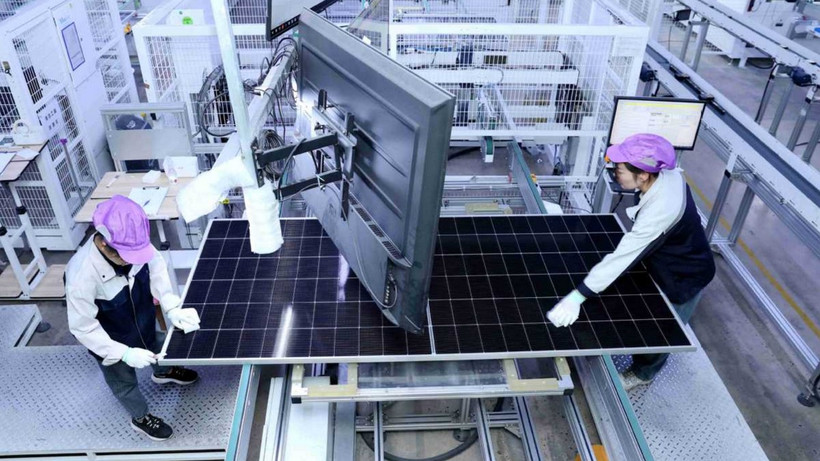 Các nhân viên hoàn thành đơn đặt hàng xuất khẩu sản phẩm quang điện Mặt trời tại xưởng sản xuất kỹ thuật số của một công ty ở Suqian, tỉnh Giang Tô. (Nguồn: China Daily)