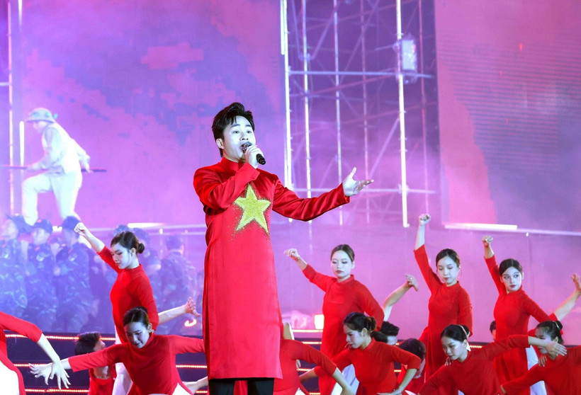 Ca sỹ Tùng Dương biểu diễn trong chương trình nghệ thuật đặc biệt “Tự hào là người Việt Nam”. (Ảnh: Phương Hoa/TTXVN)