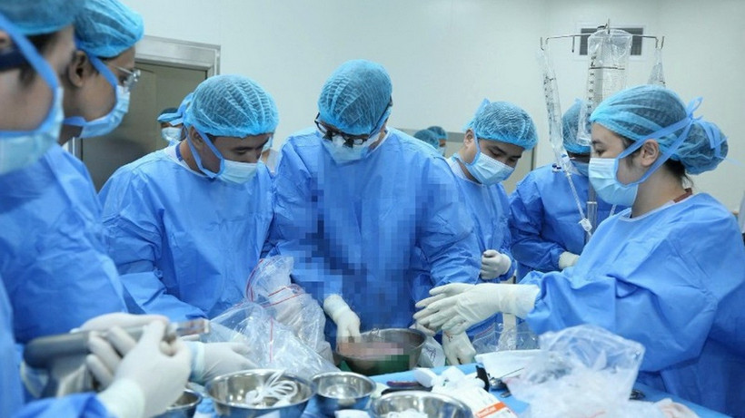 Êkíp tiến hành lấy gan người hiến tại Bệnh viện E. (Nguồn: Báo Nhân Dân)