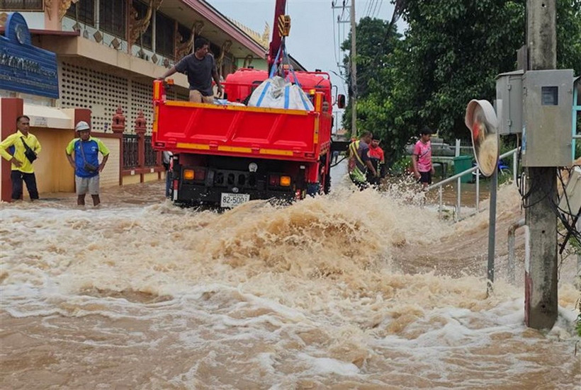 Bờ kè bị hư hại khiến nước lũ tràn vào khu vực ven sông gần Wat Khunsuwan ở quận Muang, tỉnh Sukhothai. (Ảnh: bangkokpost)