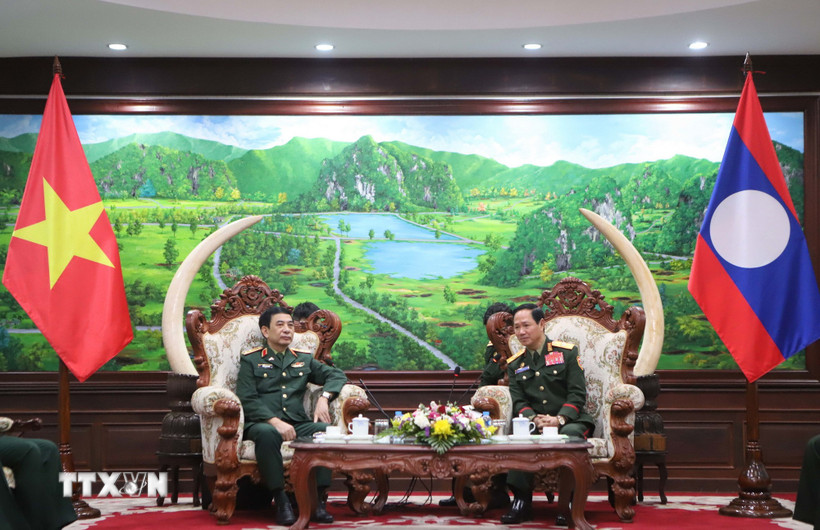 Bộ trưởng Bộ Quốc phòng Lào Khamliang Outhakaysone tiếp Bộ trưởng Bộ Quốc phòng Việt Nam Phan Văn Giang. (Ảnh: Xuân Tú/TTXVN)