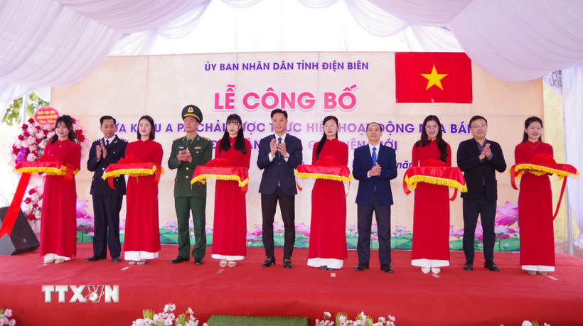 Các đại biểu thực hiện nghi thức cắt băng công bố Quyết định của UBND tỉnh Điện Biên về Cửa khẩu A Pa Chải. (Ảnh: TTXVN phát)