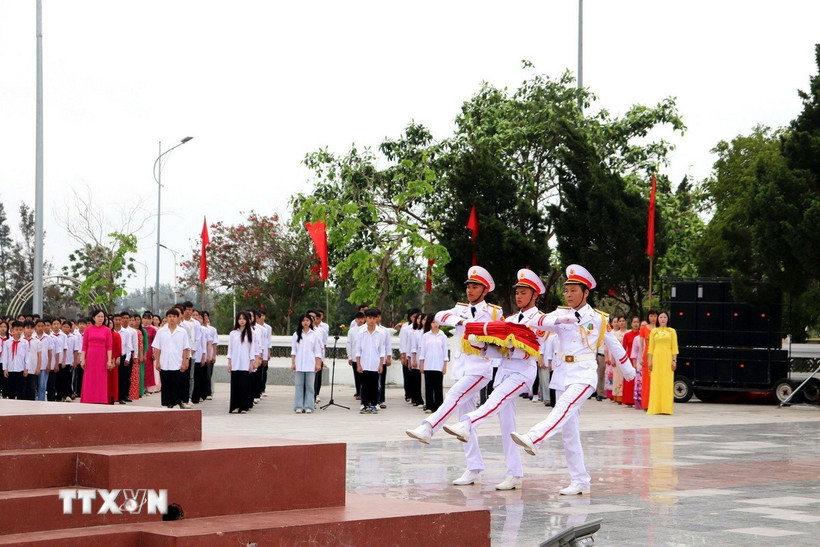Lễ Thượng cờ tại Quảng trường Di tích quốc gia đặc biệt - Khu lưu niệm Chủ tịch Hồ Chí Minh trên đảo Cô Tô, Quảng Ninh. (Ảnh: Phương Mến/TTXVN phát)