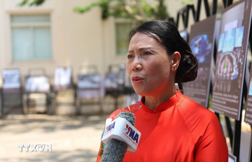 Bà Nguyễn Thị Thanh Hương, Hiệu trưởng Trường song ngữ Lào-Việt Nam Nguyễn Du, trả lời phỏng vấn. (Ảnh: Xuân Tú/TTXVN)