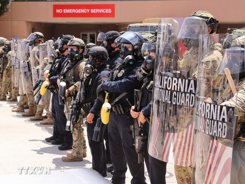 Lực lượng vệ binh quốc gia được triển khai tại Los Angeles, California, Mỹ, ngày 8/6/2025. (Ảnh: THX/TTXVN)