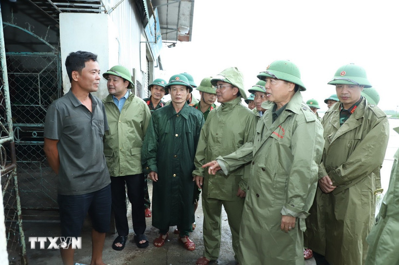 Phó Thủ tướng Chính phủ Trần Hồng Hà kiểm tra công tác ứng phó bão số 10 tại xã Diễn Châu. (Ảnh: Trịnh Duy Hưng/TTXVN)