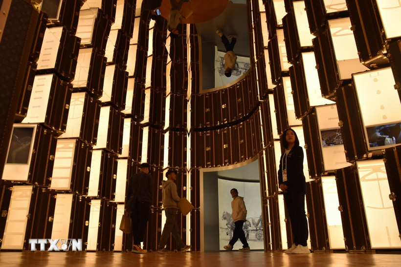 Với trọng tâm là thời trang và nghệ thuật, nhà triển lãm Pháp giới thiệu nhiều thương hiệu hàng xa xỉ trong đó có Louis Vuitton. (Ảnh: Phạm Tuân/TTXVN)