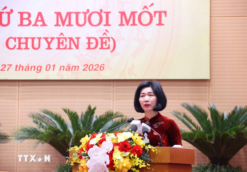 Chủ tịch HĐND Thành phố Phùng Thị Hồng Hà phát biểu khai mạc kỳ họp. (Ảnh: Văn Điệp/TTXVN)