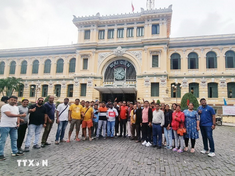 Đoàn khách MICE Ấn Độ "check in" tại Bưu điện Thành phố Hồ Chí Minh. (Ảnh: Mỹ Phương/TTXVN)