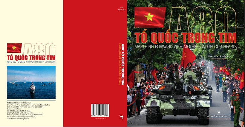 Bìa sách ảnh song ngữ "A80: Tổ quốc trong tim."