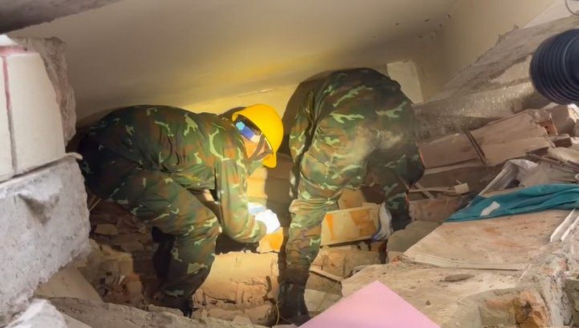 Hoạt động tìm kiếm cứu nạn diễn ra trong điều kiện hết sức khó khăn. (Ảnh: TTXVN)