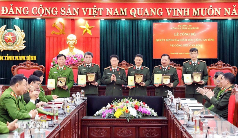 Trao quyết định và Kỷ niệm chương cho các cán bộ Công an Nam Định xung phong nghỉ hưu trước tuổi. (Ảnh: Thái Thuần/TTXVN)