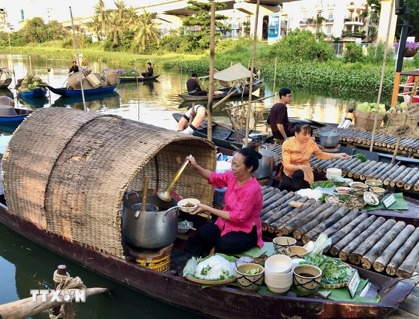 Khu vực tái hiện hoạt động “trên bến, dưới thuyền” tại Lễ hội Văn hóa Ẩm thực, Món ngon Saigontourist Group 2025 hấp dẫn du khách. (Ảnh: Mỹ Phương/TTXVN)