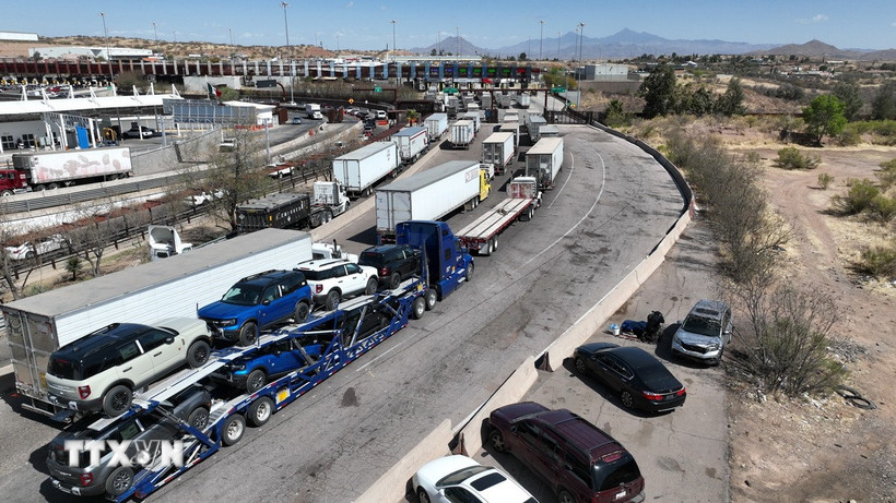 Xe tải chở hàng lưu thông trên cao tốc ở Nogales, bang Sonora, Mexico ngày 2/4/2025. (Ảnh: THX/TTXVN)