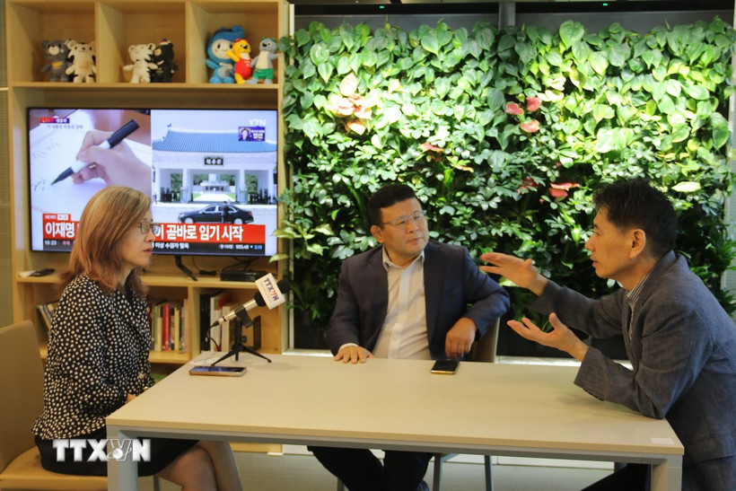 Ông Kwon Hyuk Min (giữa), ông Kwon Sung Taek (phải) trao đổi cùng Phóng viên TTXVN tại Hàn Quốc về quan hệ Việt-Hàn. (Ảnh: Trường Giang/TTXVN)