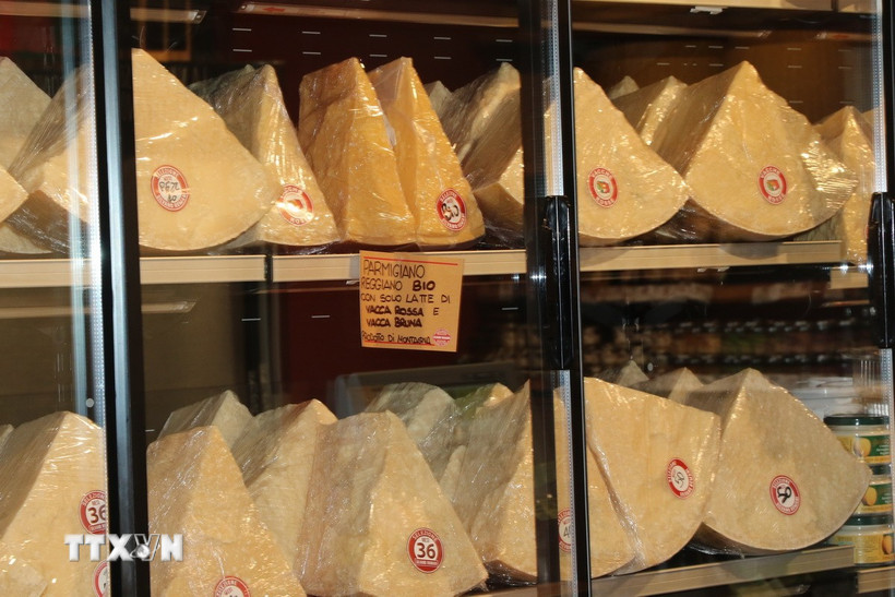 Phômai Parmigiano Reggiano cắt miếng trong cửa hàng tại Parma. (Ảnh: Trường Dụy/TTXVN)