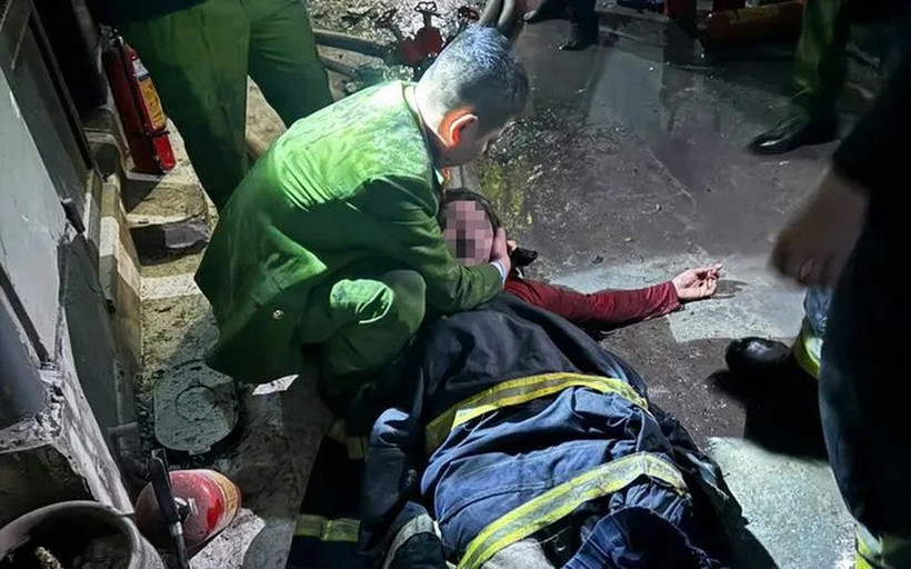 Cảnh sát giải cứu người dân thoát khỏi đám cháy. (Ảnh: Công an thành phố Hà Nội)