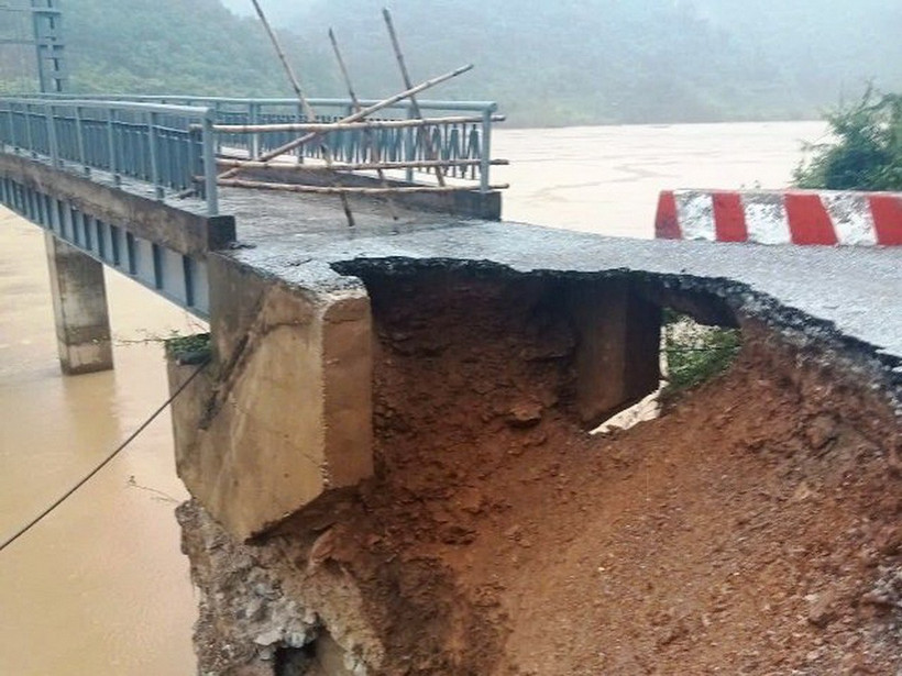 Cây cầu Đình Phong bắc qua sông Lam bị sạt lở mố cầu, tiềm ẩn nguy cơ mất an toàn.