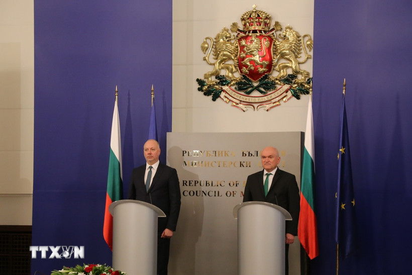Thủ tướng Bulgaria Rosen Zhelyazkov (trái) sau lễ tuyên thệ nhậm chức của Chính phủ mới, tại Sofia ngày 16/1/2025. (Ảnh: THX/TTXVN)