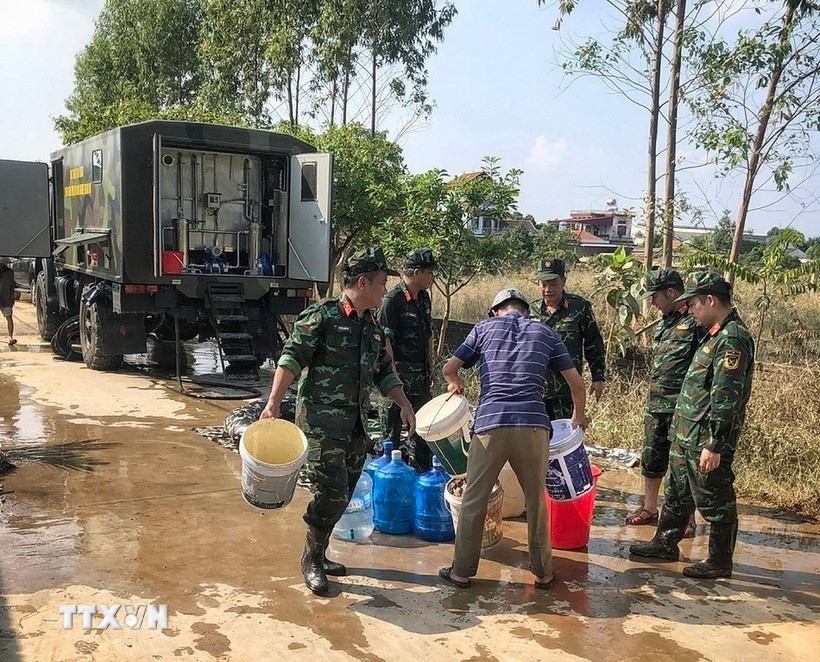 Viện khoa học công nghệ quân sự Bộ Tổng tham mưu hỗ trợ lọc nước sinh hoạt tại Tổ dân phố Vòng Huyện, xã Bố Hạ, Bắc Ninh. (Ảnh: TTXVN phát)